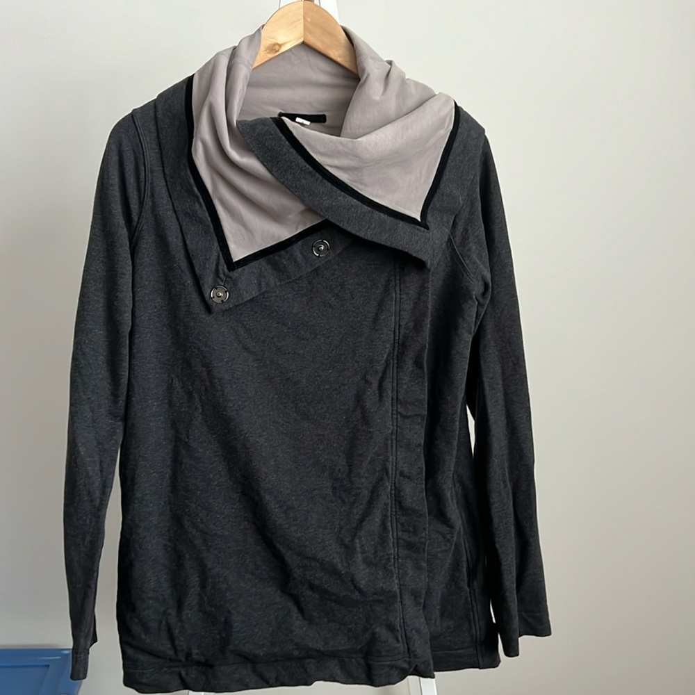 Lululemon savassana wrap. Charcoal gray. GUC. size 8